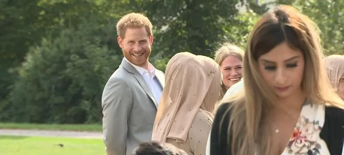 Η στιγμή που ο πρίγκιπας Χάρι κλέβει φαγητό από μπουφέ -Τι έκανε μόλις τον κατάλαβαν (βίντεο)